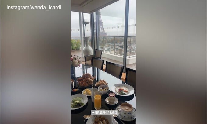 Wanda e Mauro, risveglio a Parigi con vista Tour Eiffel