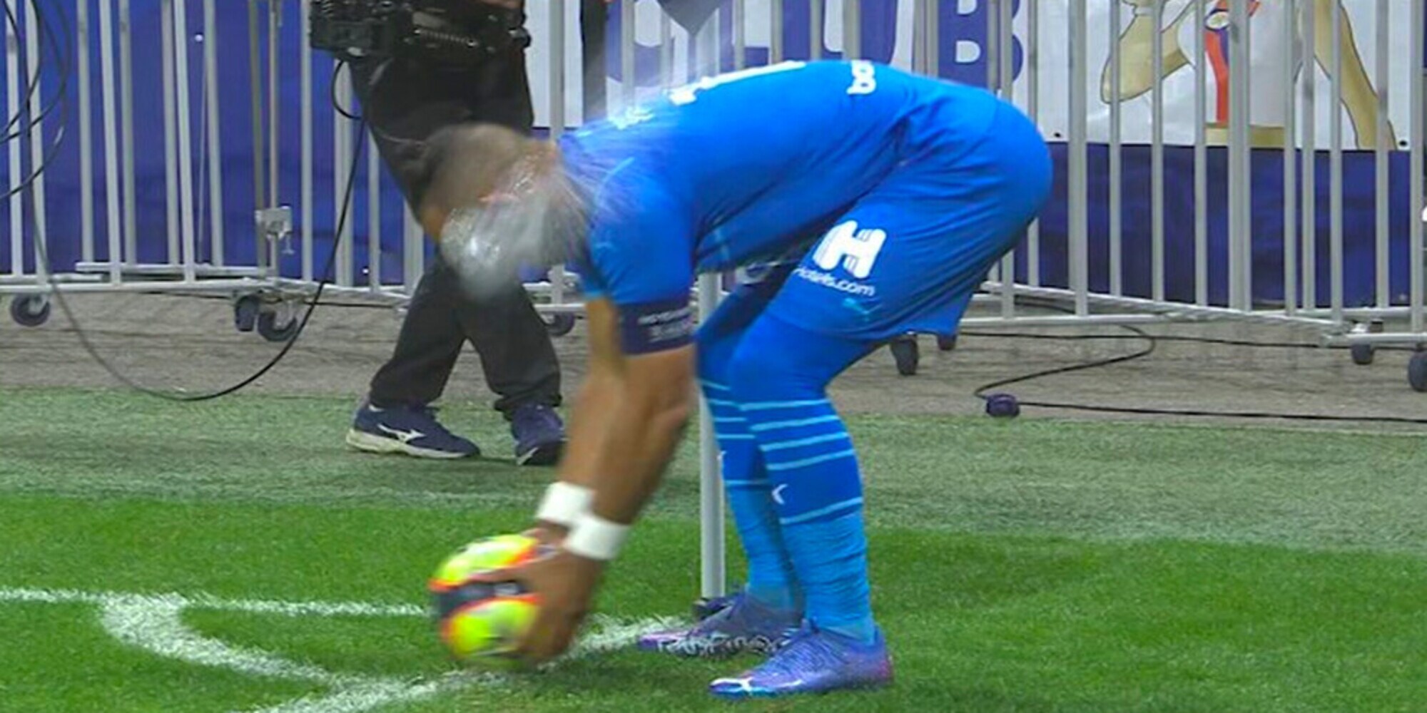 Clamoroso a Lione, bottiglietta su Payet: sospesa la sfida col Marsiglia