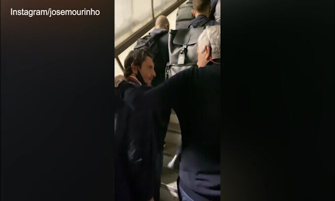 Roma in aeroporto a Genova, Mourinho filma la partenza