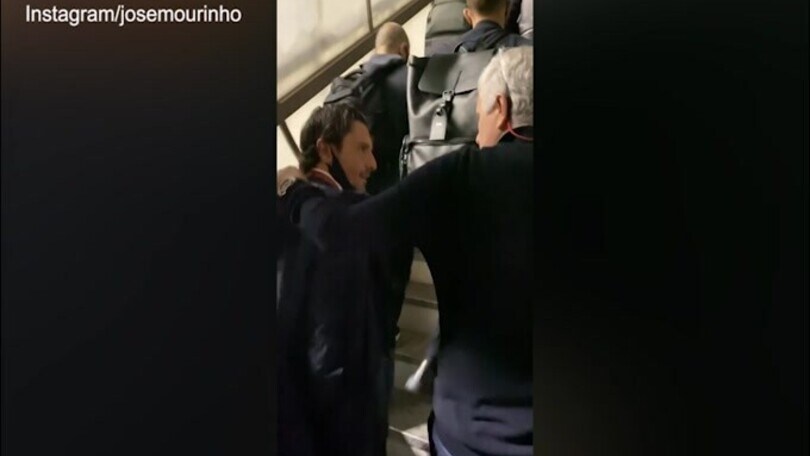 Roma in aeroporto a Genova, Mourinho filma la partenza