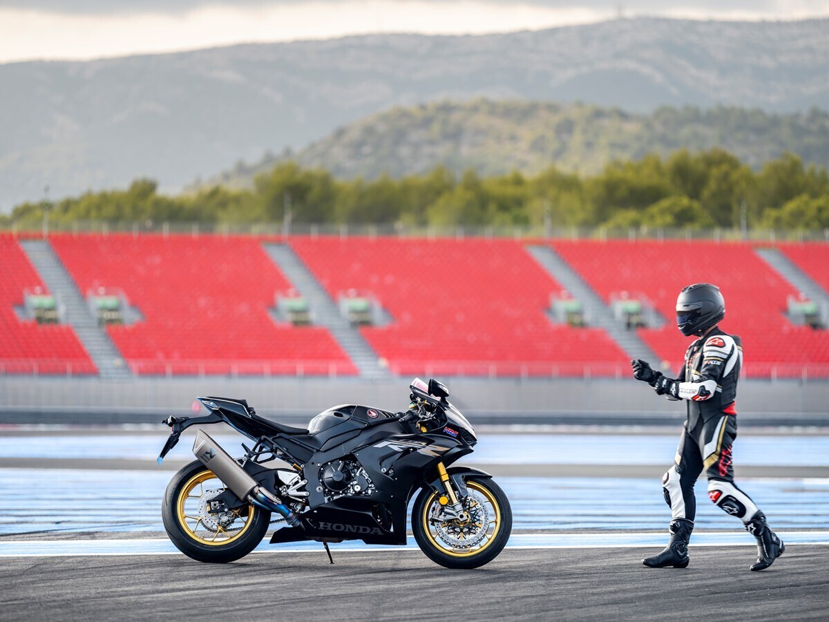 Honda CBR 1000 RR-R 2022: gli scatti