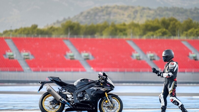 Honda CBR 1000 RR-R 2022: gli scatti