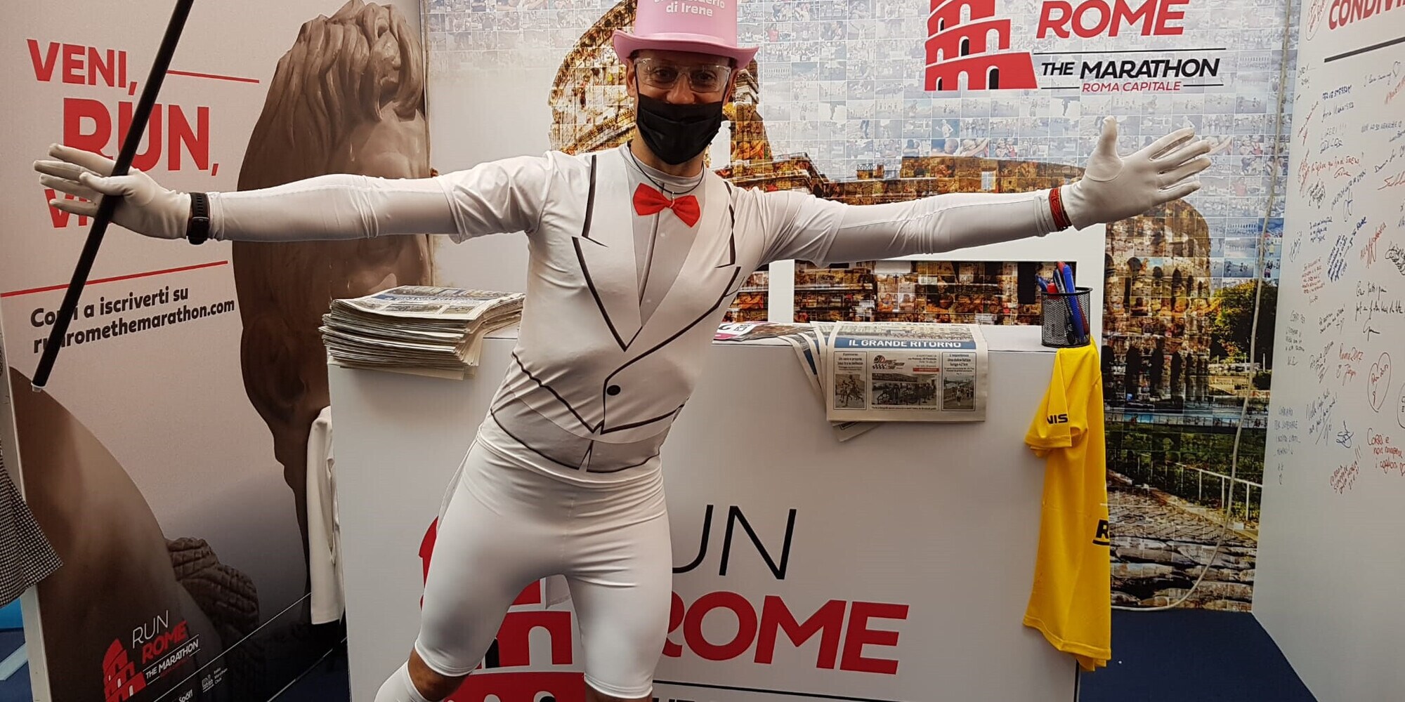 Bruno Buzzi corre l’Asics Firenze Marathon in Frac e cilindro rosa, “per Irene”