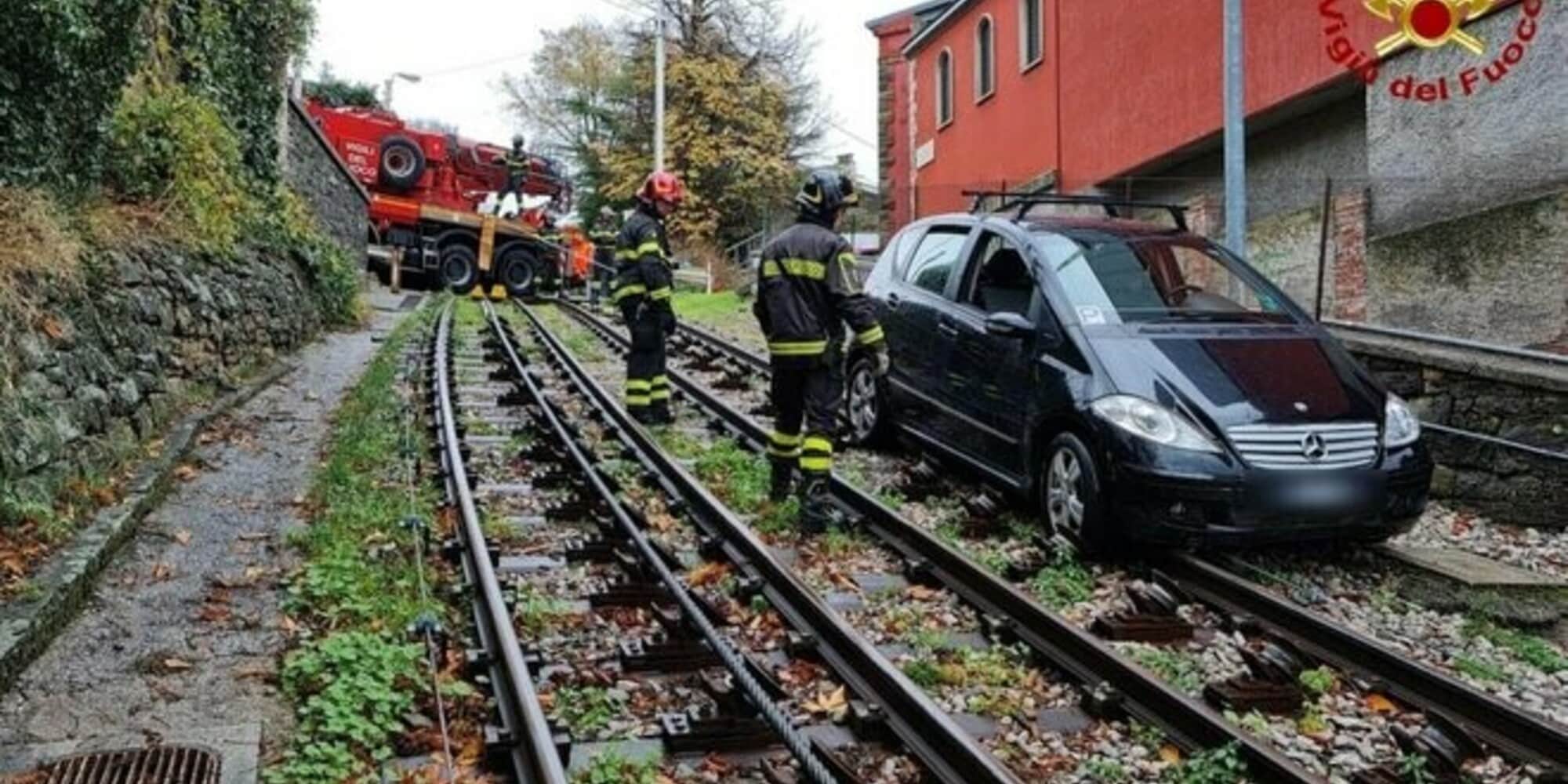 Auto finisce sulle rotaie del tram: clamoroso incidente a Trieste