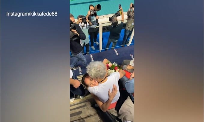 Nuoto, Federica Pellegrini si ritira: l'abbraccio con la mamma