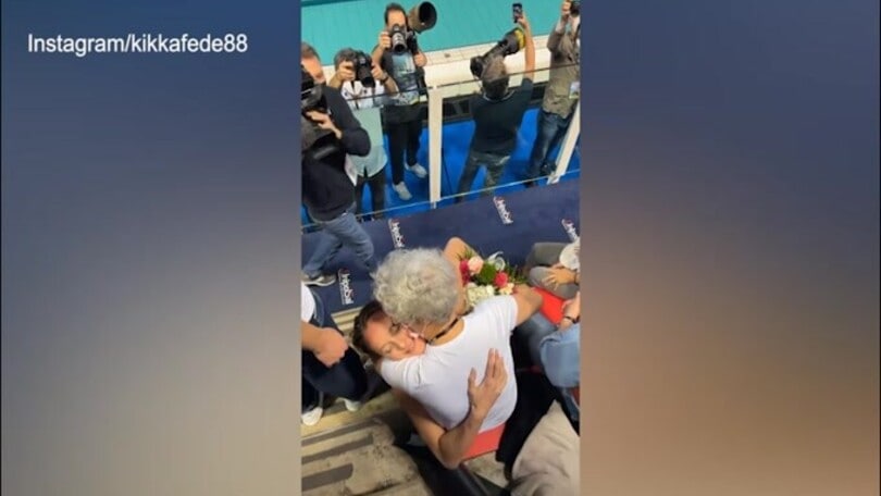 Nuoto, Federica Pellegrini si ritira: l'abbraccio con la mamma