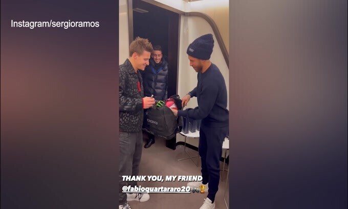 Quartararo regala il suo casco a Sergio Ramos