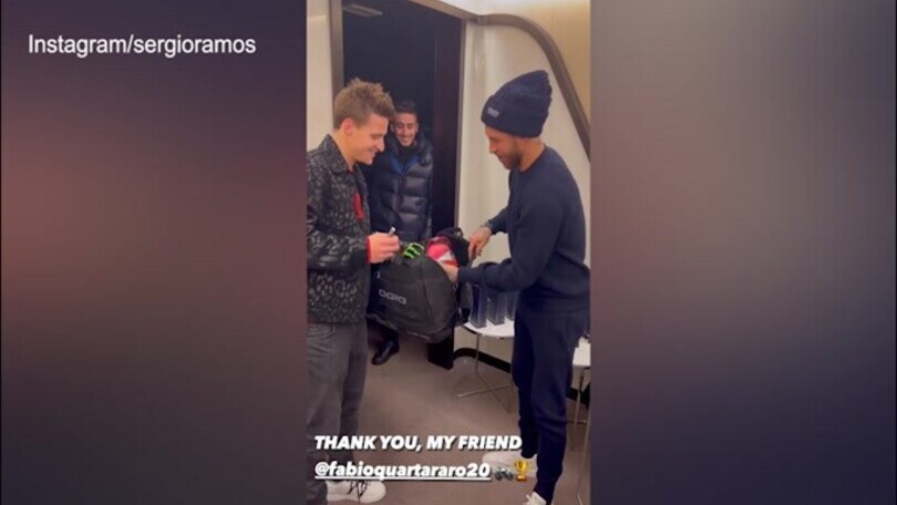 Quartararo regala il suo casco a Sergio Ramos