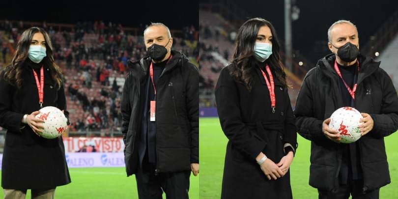 Perugia-Vicenza, Greta Beccaglia riceve il pallone rosso simbolo della violenza contro le donne