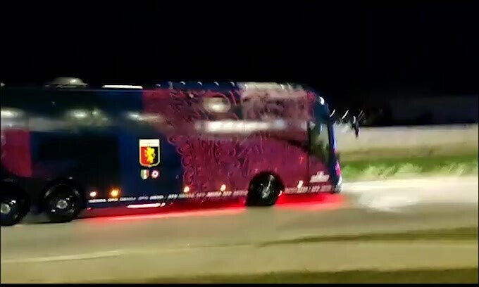 Juve-Genoa, il pullman dei rossoblu arriva tra i fischi