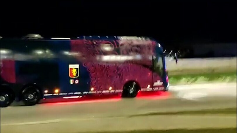 Juve-Genoa, il pullman dei rossoblu arriva tra i fischi