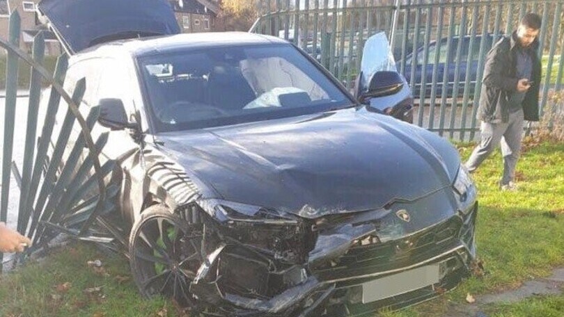 Aston Villa, Hause finisce dentro una scuola con la sua Lamborghini