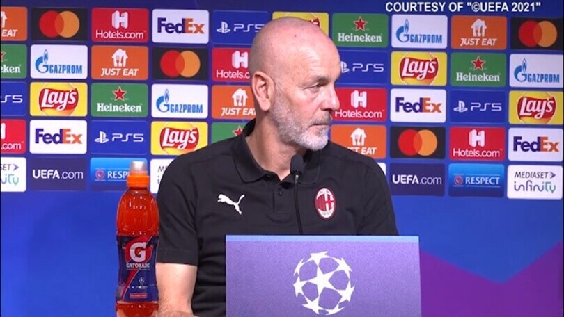 L'attenzione e lo sguardo di Pioli: il tecnico si complimenta con il traduttore
