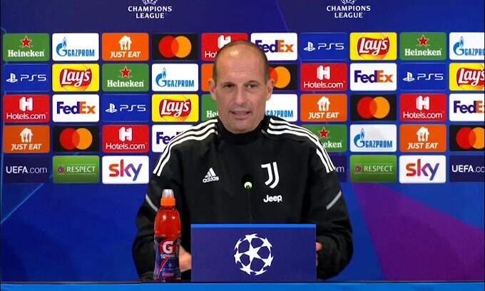Allegri scherza: "Domani nevicherà, ma non è che ci tirano le bombe"