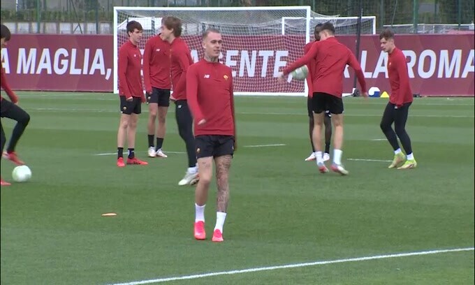 A Trigoria Mourinho osserva l'allenamento