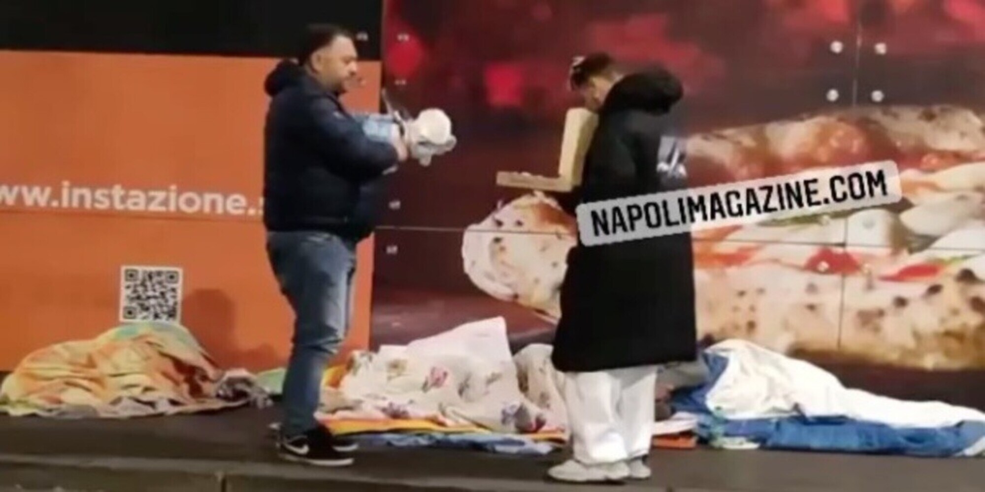 Malcuit dona pizze ai senzatetto: il gesto che commuove Napoli