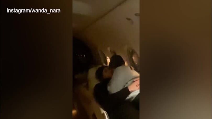 Wanda e Mauro, baci e abbracci in aereo