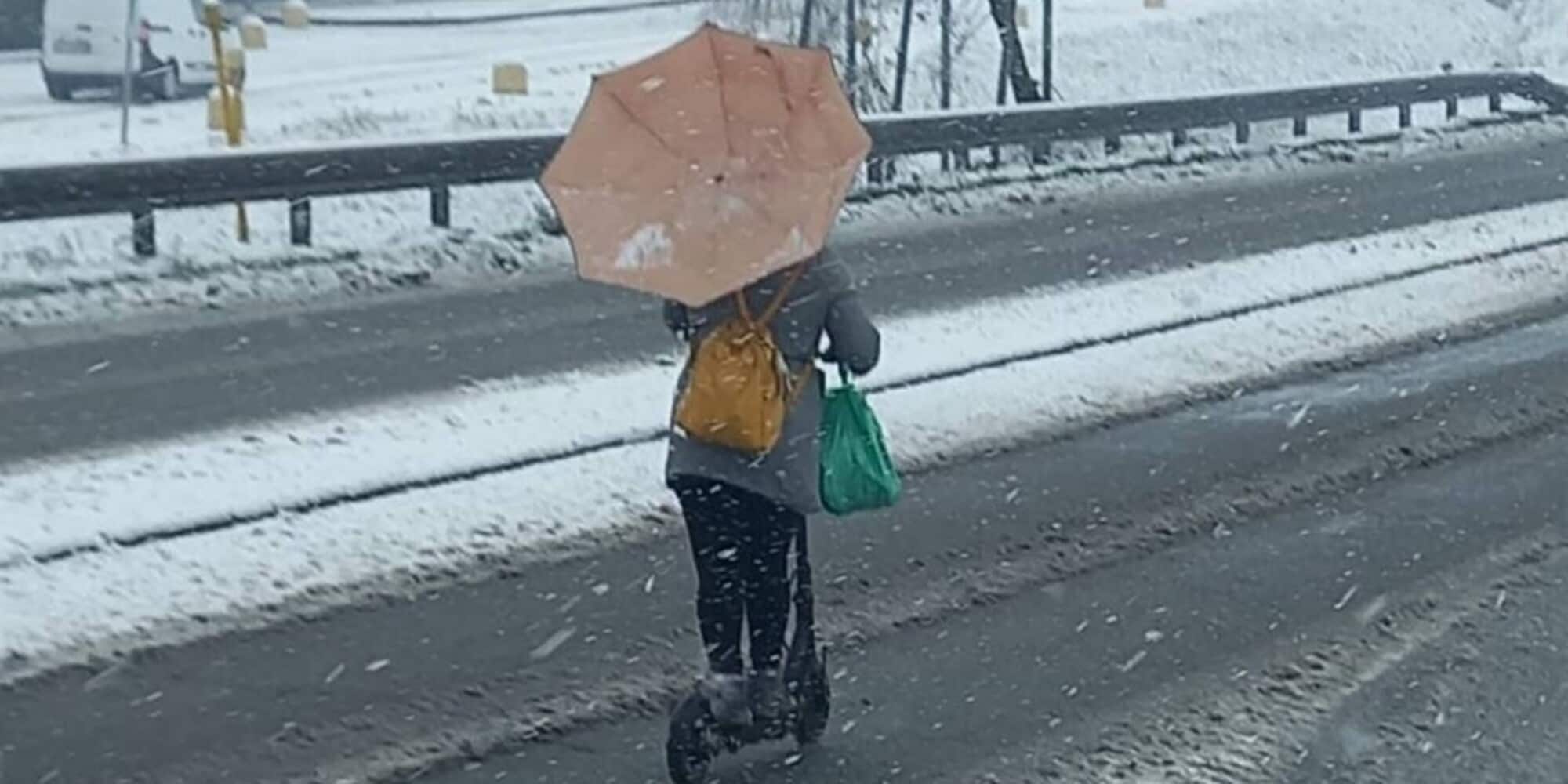 Nemmeno la neve ferma i monopattini: follia a Piacenza