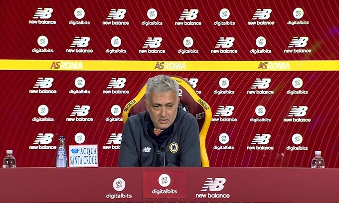 Mourinho ride coi giornalisti: "Siete venuti alle 10 del mattino"