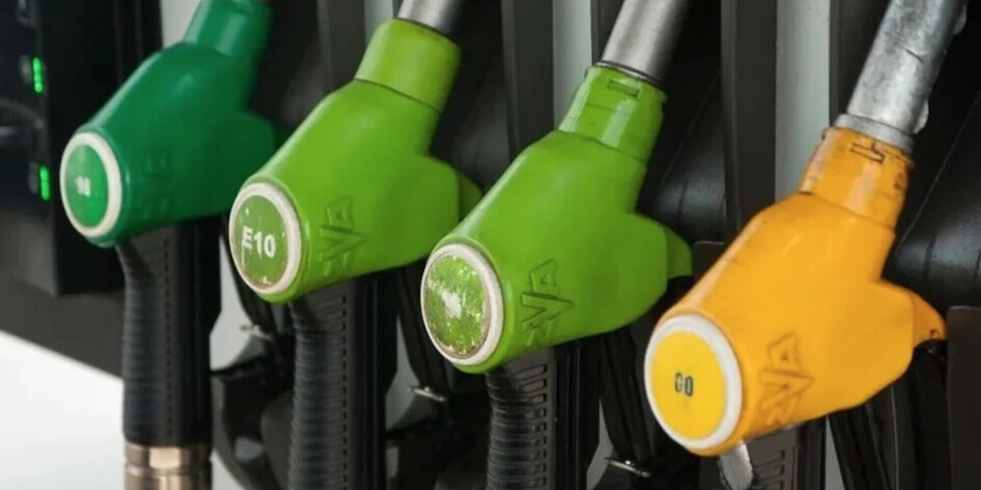 Caro benzine, il 72% degli italiani usa meno l’auto rispetto al 2020