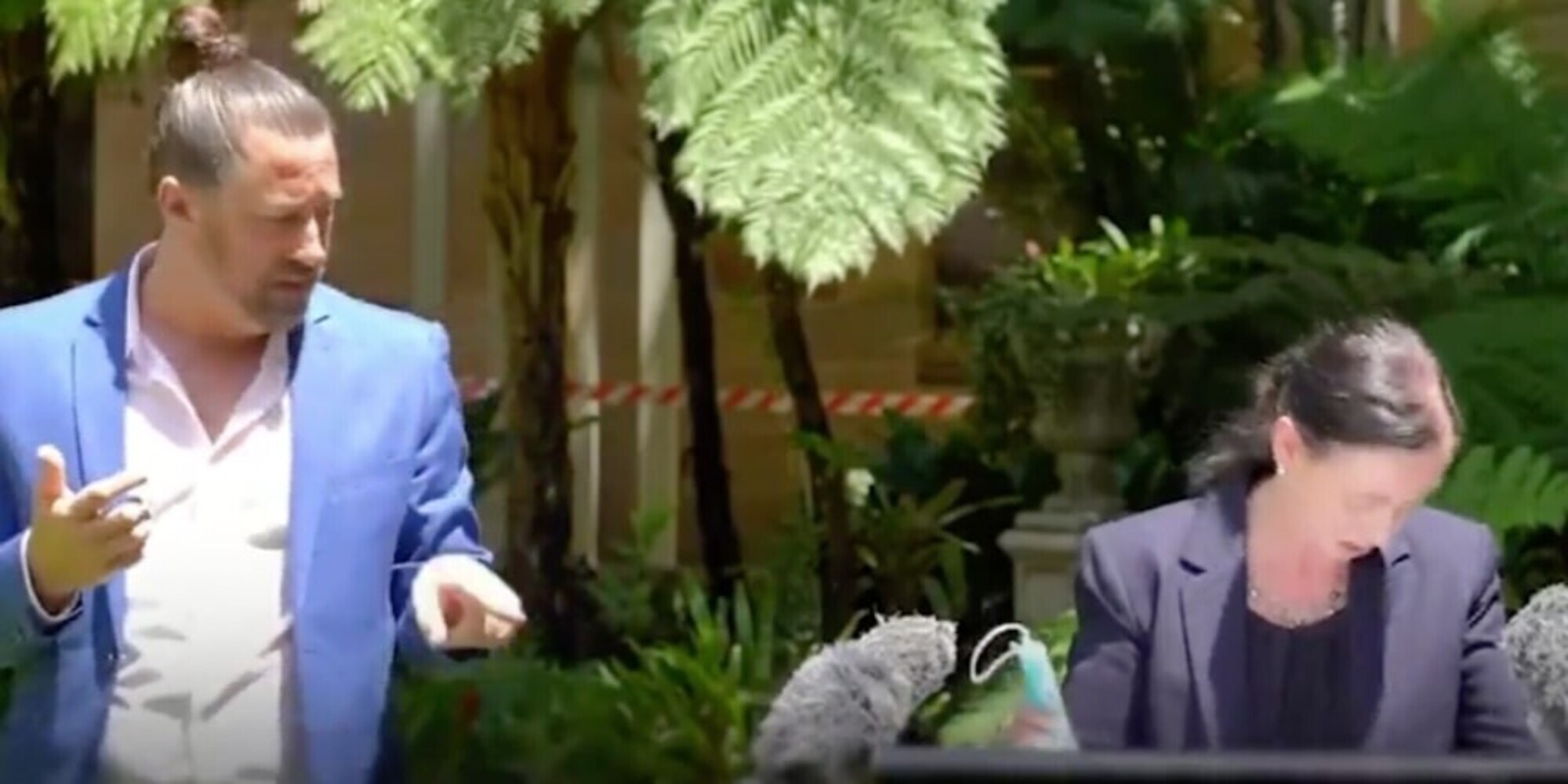 Enorme ragno si arrampica su ministra australiana: la reazione è virale