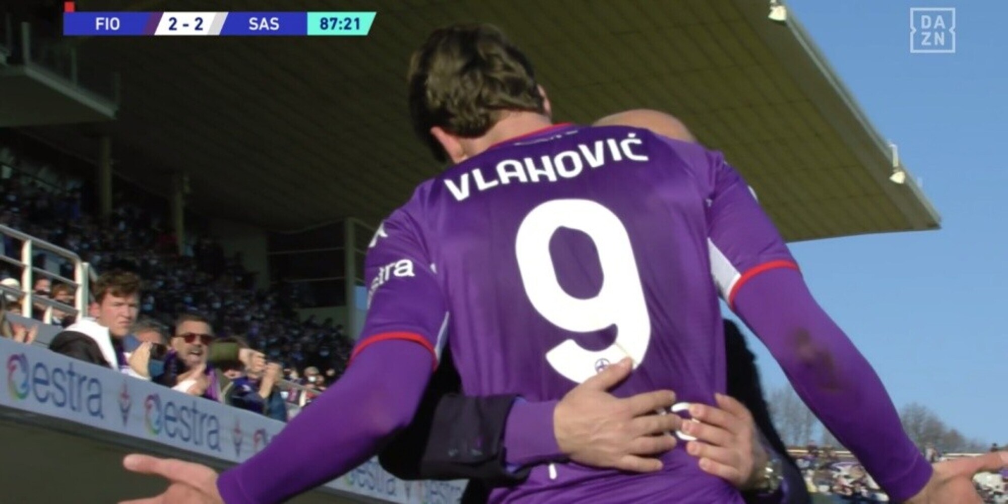Fiorentina, Vlahovic furioso per la sostituzione: insulti e urla a Italiano che lo abbraccia