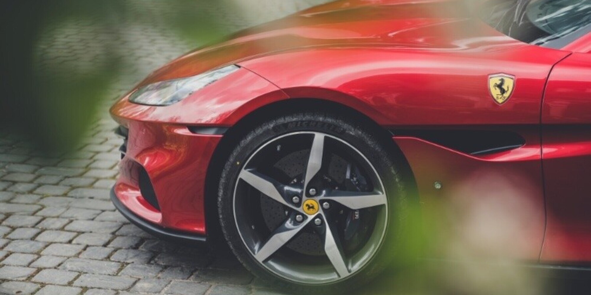 Parcheggia la Ferrari fuori dallo stallo: i vigili fanno la contravvenzione
