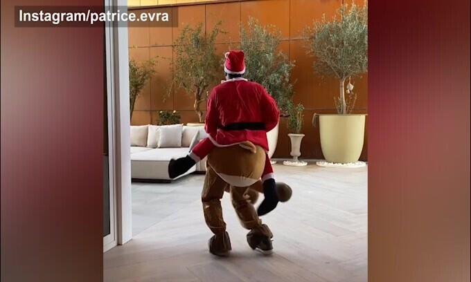 Evra versione Babbo Natale: eccolo con la renna