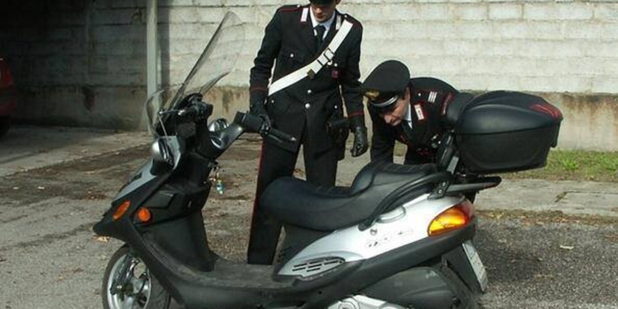 Ha la patente sospesa ma va dai Carabinieri in scooter: e gli trovano anche l'hashish!