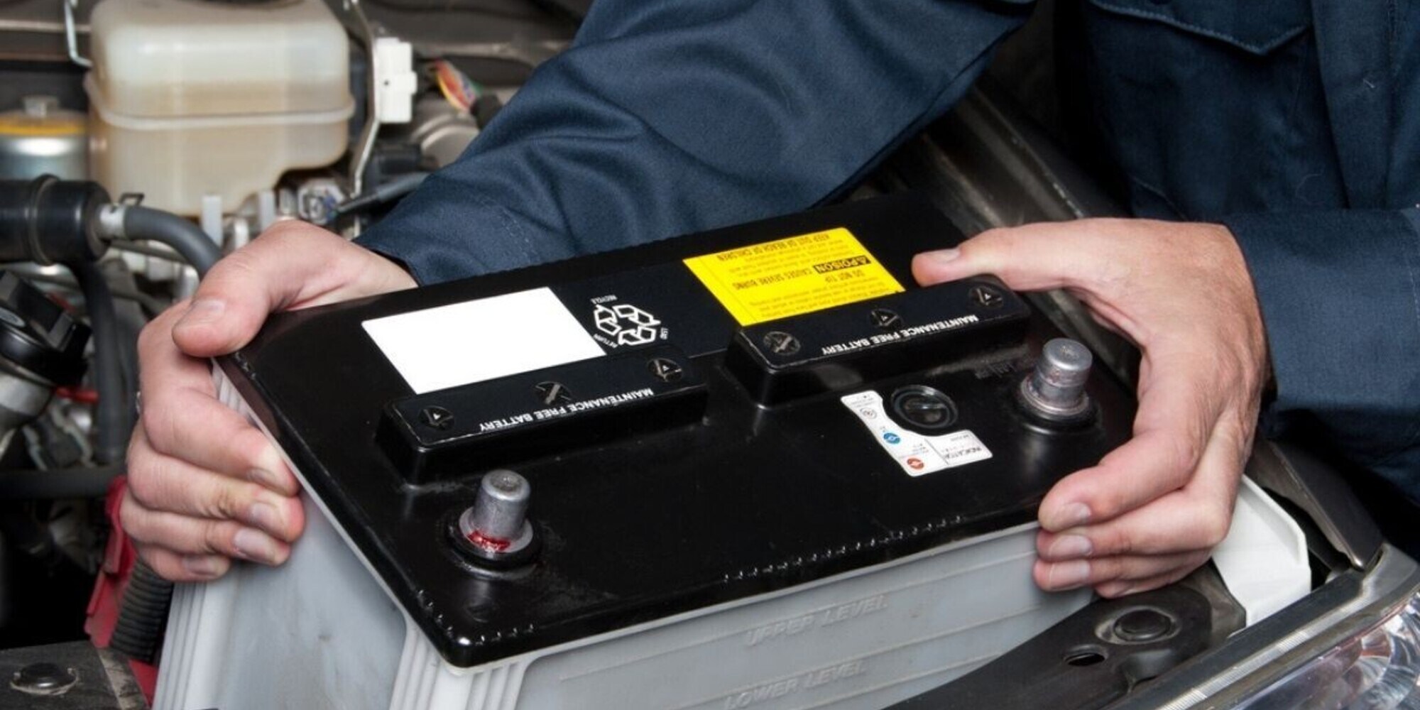 Scippa una donna, fugge in auto ma smonta la batteria per depistare la Polizia