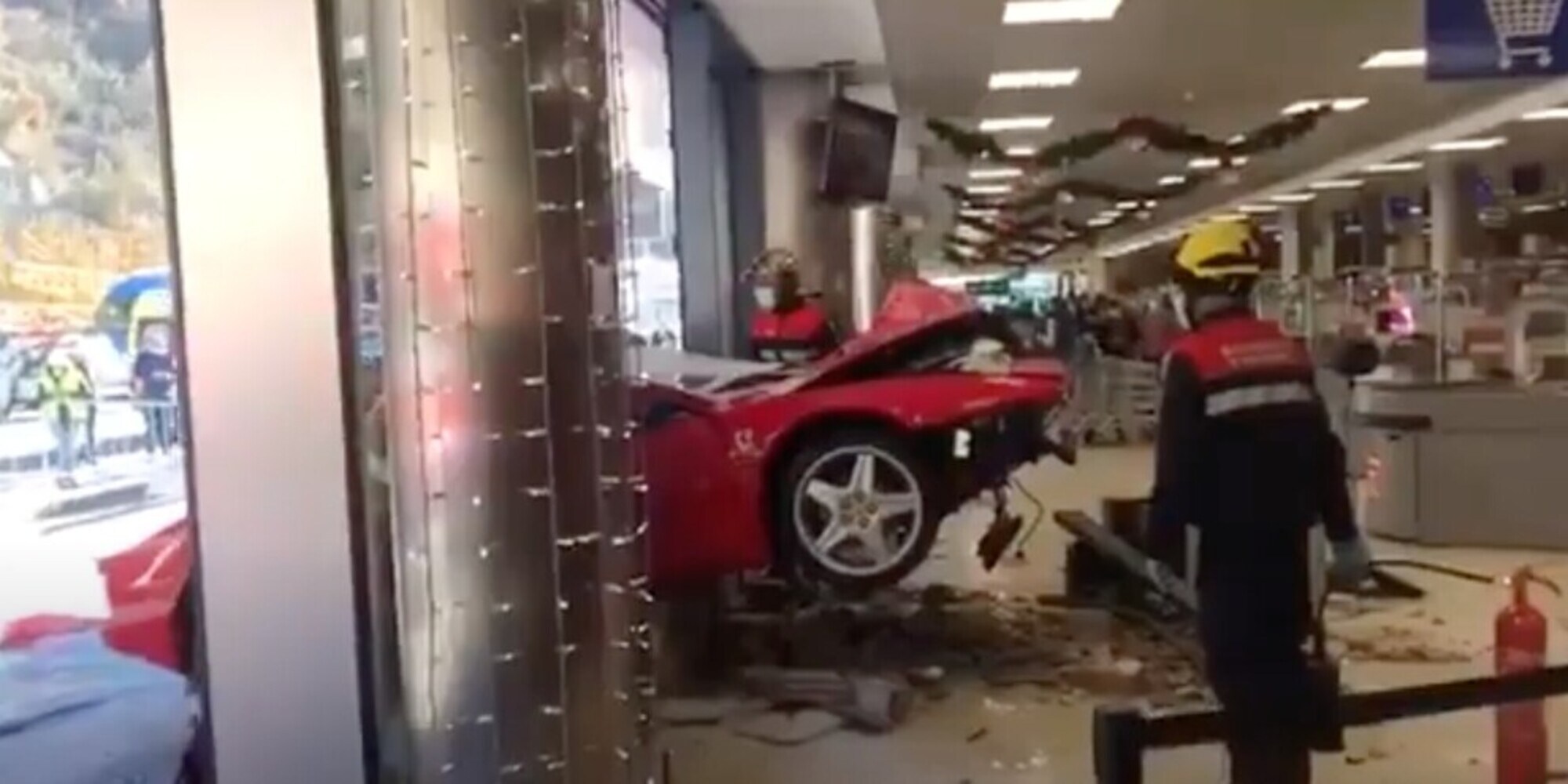 Ferrari finisce contro la vetrina di un centro commerciale: che botto!