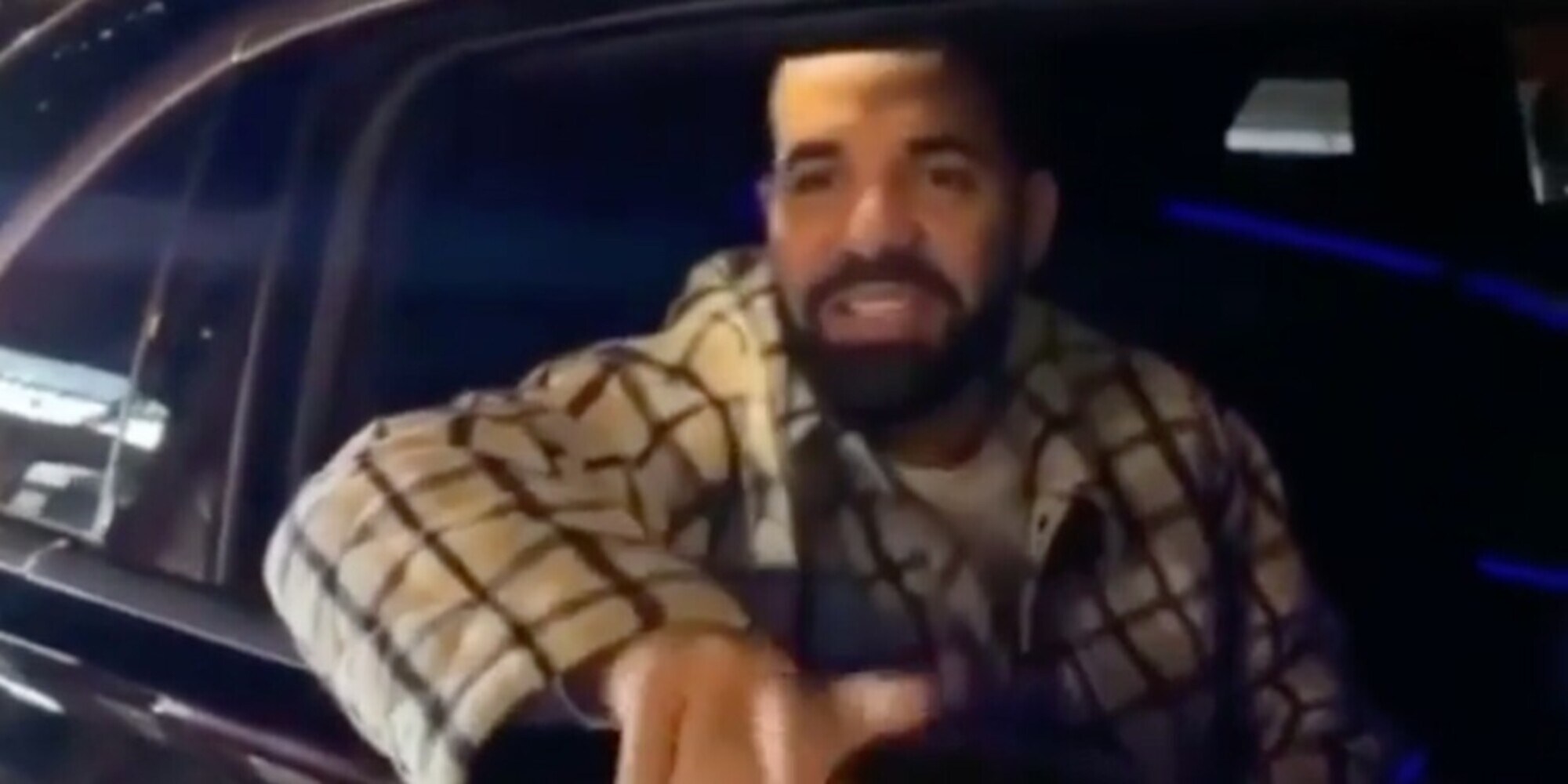 Babbo Natale in Mercedes: il rapper Drake dona soldi ai passanti