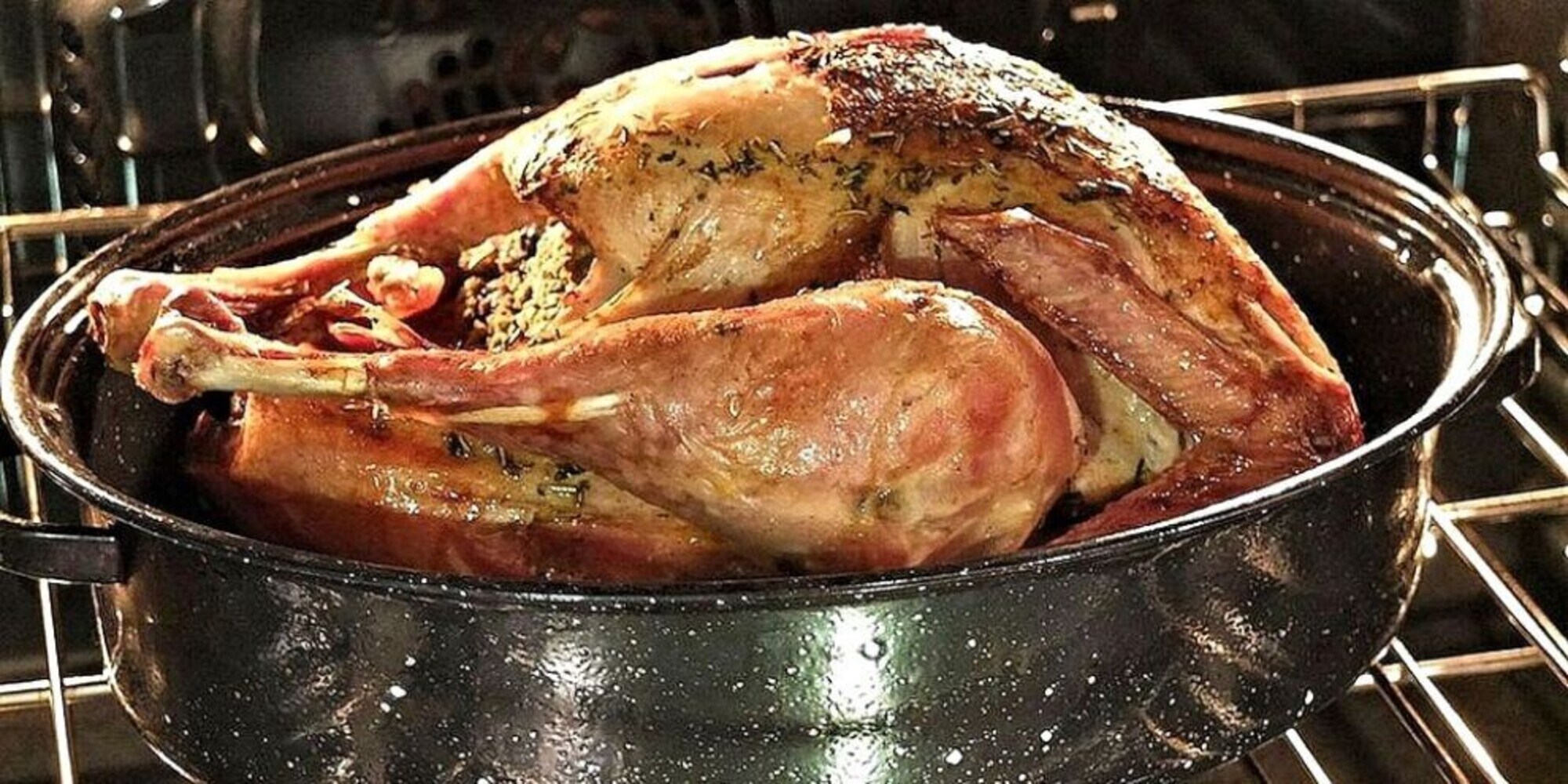 Costringe il ragazzo vegetariano a mangiare il tacchino della mamma: bufera social
