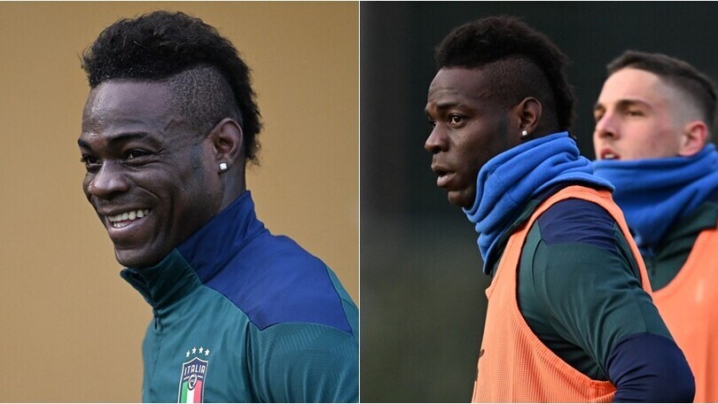 Balotelli con la maglia della Nazionale al raduno a Coverciano