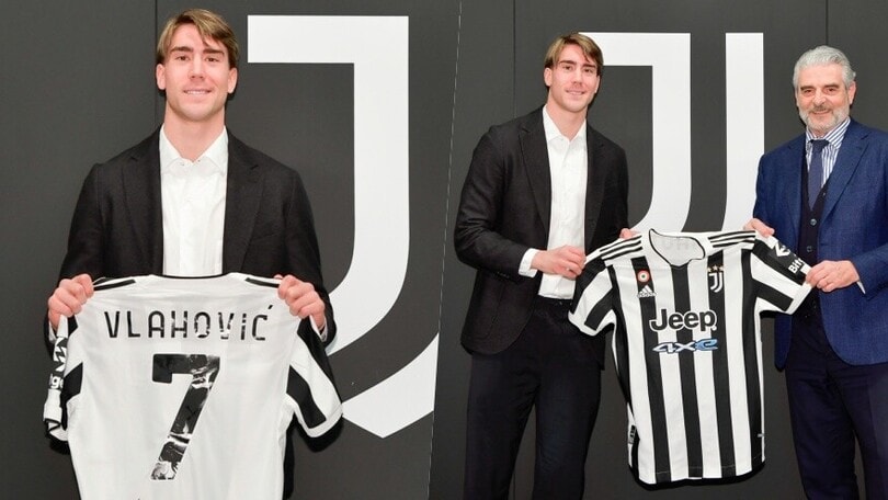 Vlahovic posa per la Juve con la nuova maglia: ecco DV7!