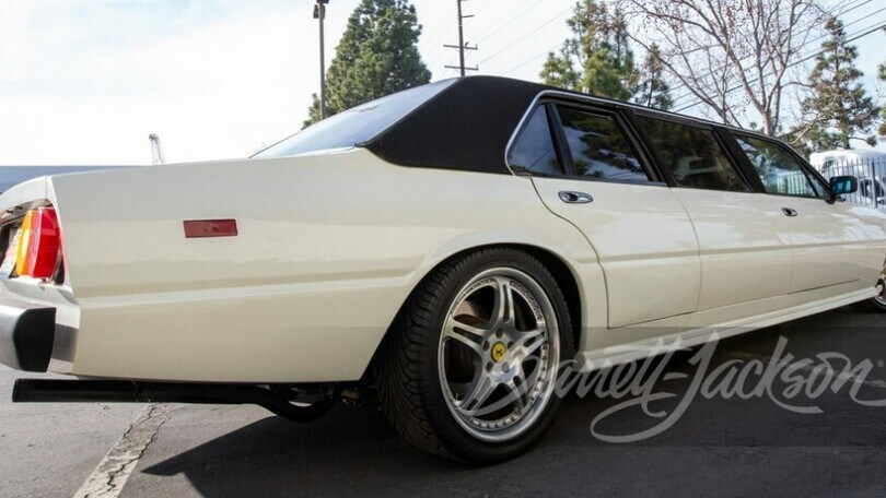 Ferrari 400i all'asta: è la versione limousine