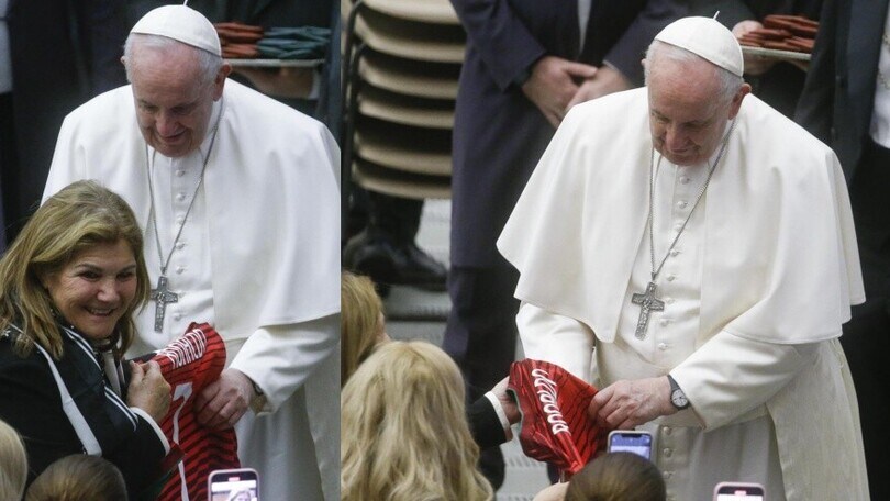 Il Papa riceve la maglia di Cristiano Ronaldo