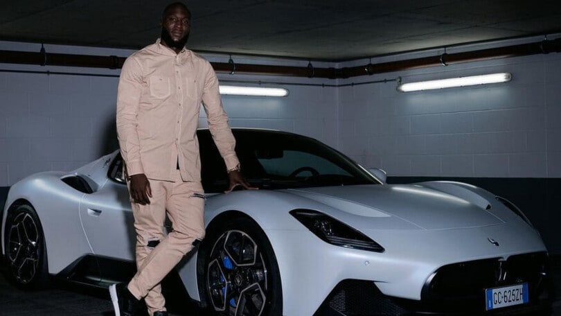 Lukaku arricchisce il suo garage con la nuova Maserati MC20 da 220mila euro