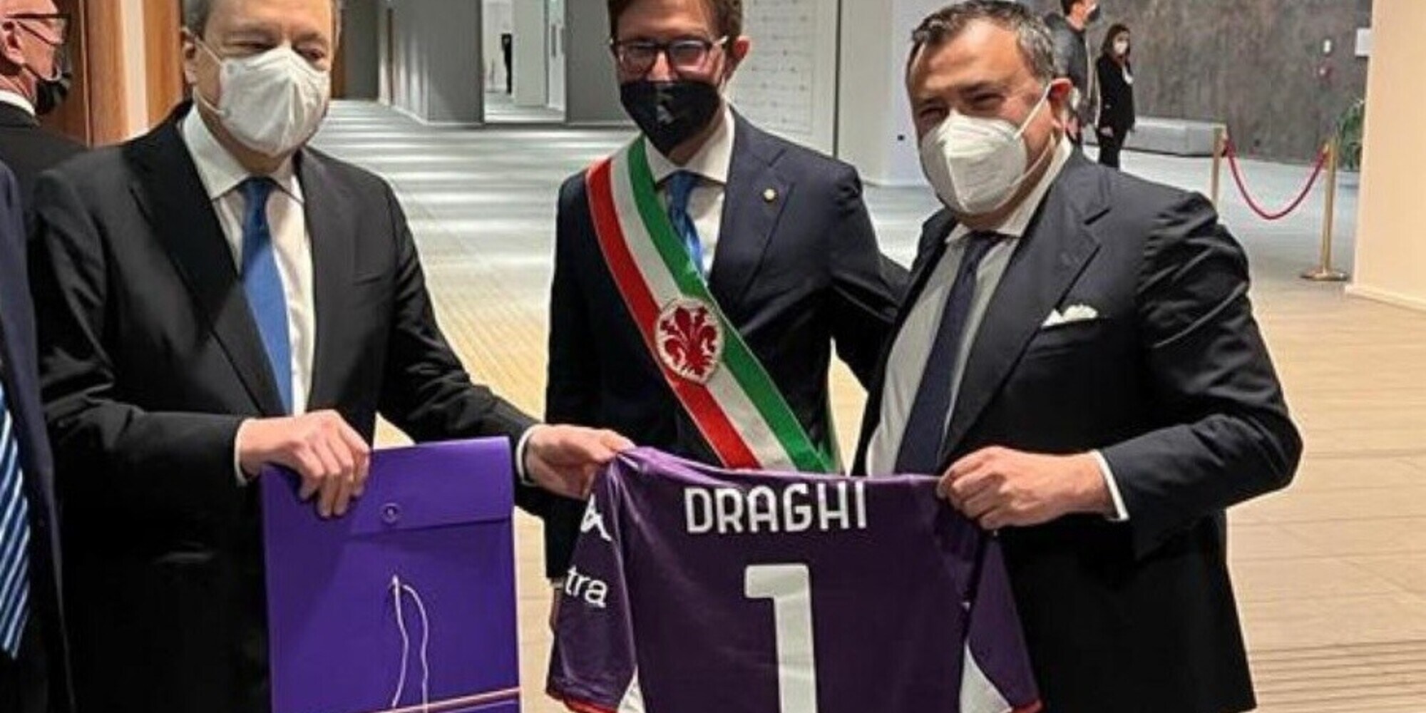 Fiorentina, regalata una maglia viola al Primo Ministro Draghi