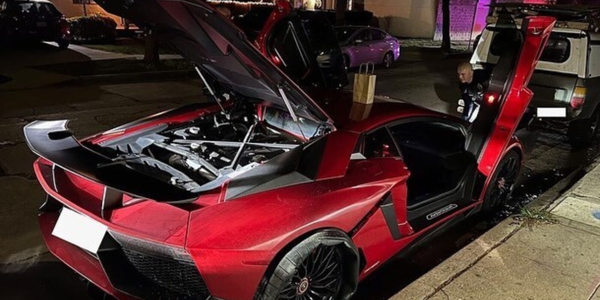 Due ventenni in Lamborghini a 140 km/h: forano la gomma e la polizia li arresta