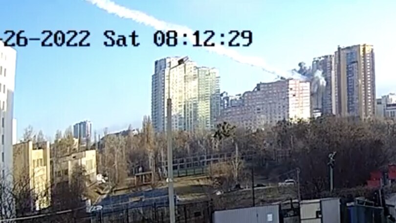 Missile devasta un edificio di Kiev: il VIDEO shock