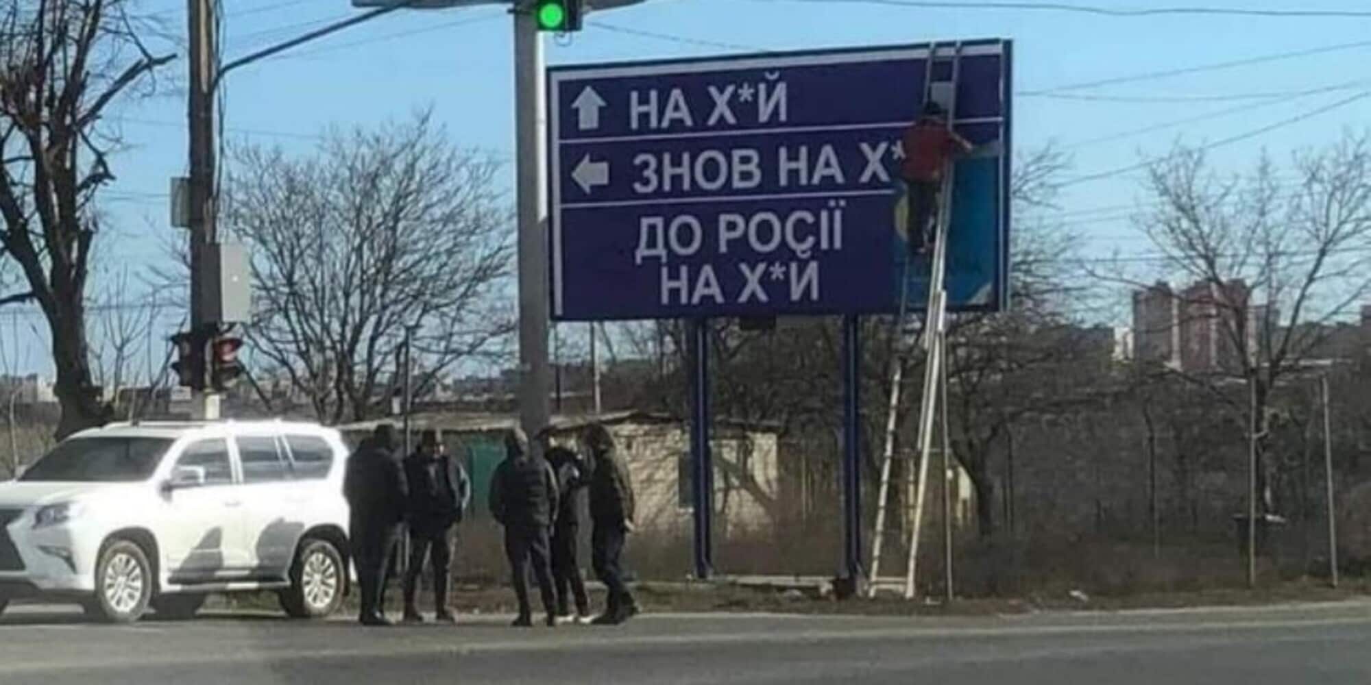 La resistenza dell’Ucraina: cartelli stradali girati per disorientare i russi