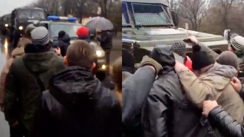 Ucraina, tensione tra civili ed esercito russo: a mani nude contro il convoglio militare