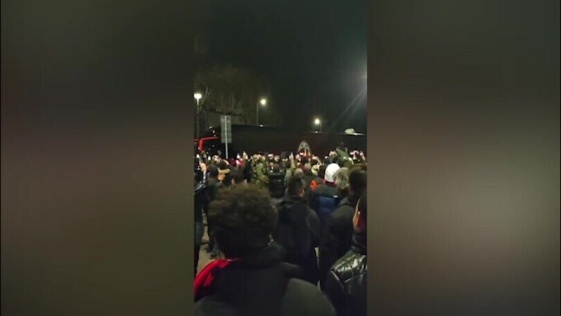 Milan-Inter, il pullman rossonero arriva a San Siro