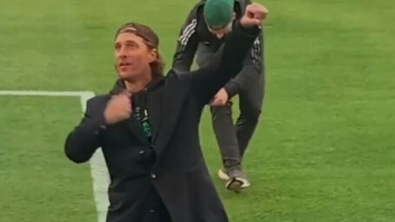 Matthew McConaughey esalta i tifosi dell'Austin con il rito di The Wolf of Wall Street