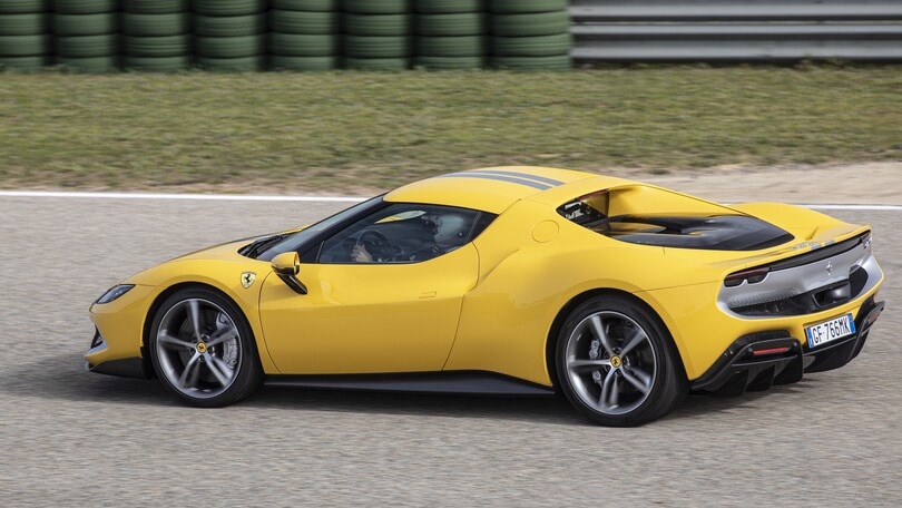 Ferrari 296 GTB, la supercar ibrida alla prova