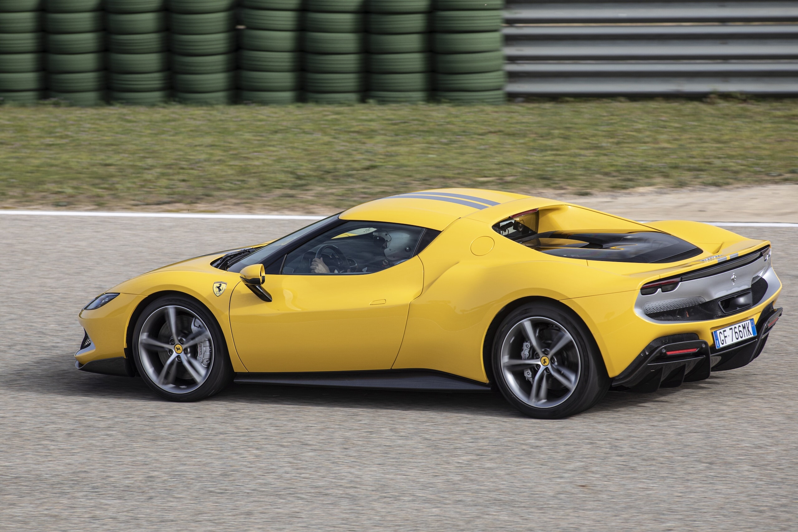 Ferrari 296 GTB, la supercar ibrida alla prova