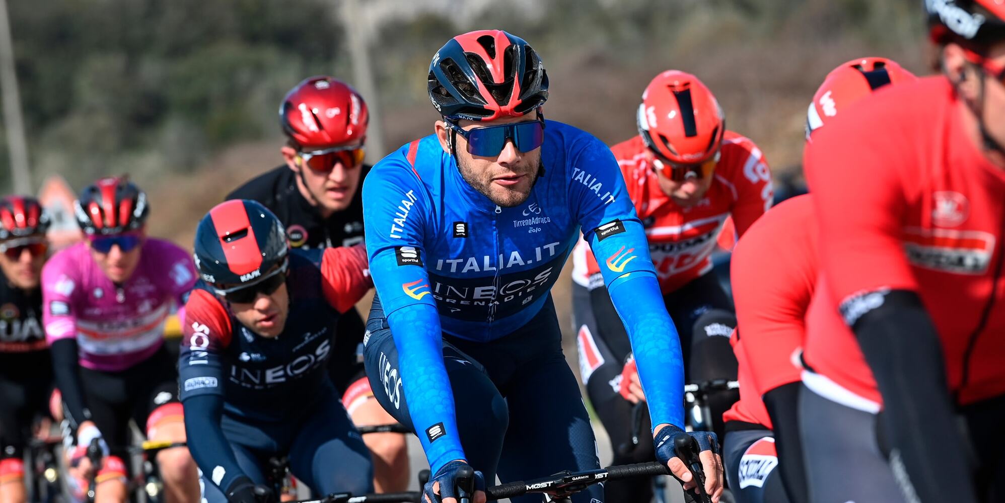 Tirreno-Adriatico: un minuto di silenzio per l'Ucraina prima della 2ª tappa