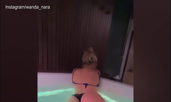 Wanda Nara, video sexy in piscina: "É tardi qui"