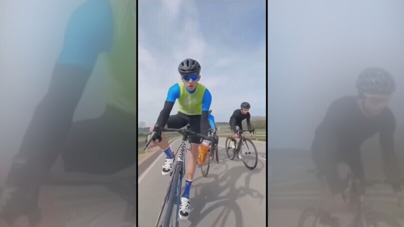 Quattro ciclisti cadono a terra come dei birilli